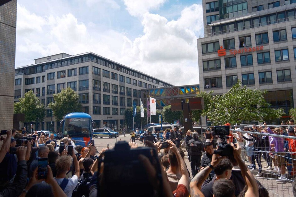 Vor dem Westin Hotel warteten etwa 250 Fans.