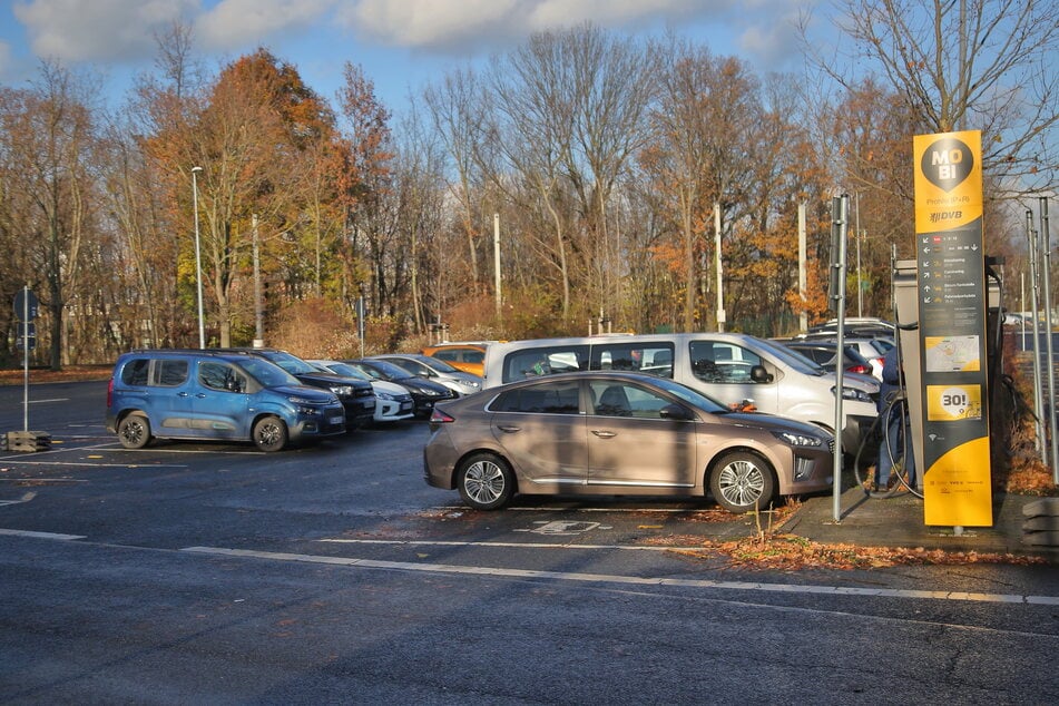 Auf dem Park+Ride-Parkplatz in Prohlis nahe Dohnaer Straße fehlen Parkplätze für Menschen mit Behinderungen.