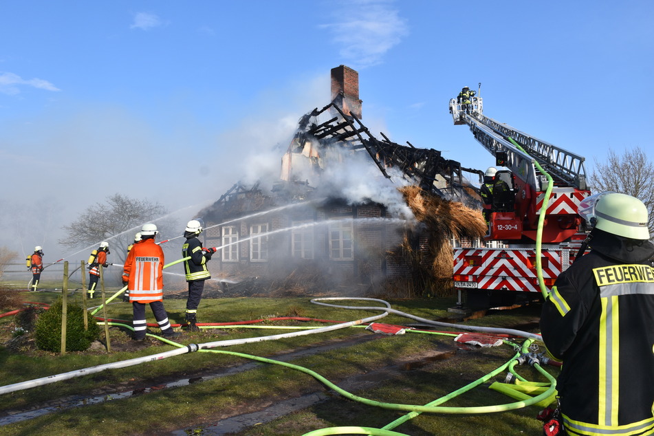 In Berne fing ein Reetdachhaus Feuer, das sorgte für einen Schaden im hohen sechsstelligen Bereich.