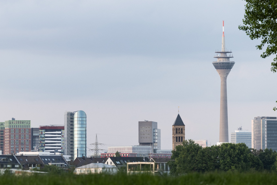 Aufregung in Düsseldorf: Alarm im Rheinturm sorgt für Großeinsatz der Feuerwehr