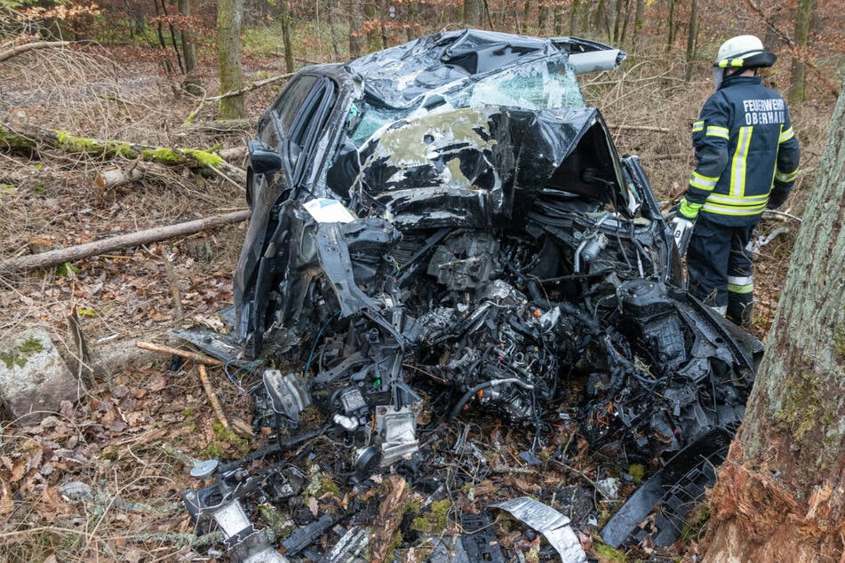 Tachonadel steht bei 160: Fahrer (†36) stirbt nach Crash mit Baum