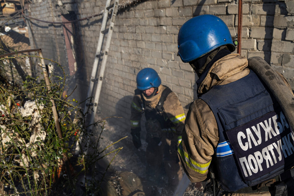 Nach einem Raketenangriff in Donezk mussten Feuerwehrleute den Brand unter Kontrolle bringen. (Archivbild)