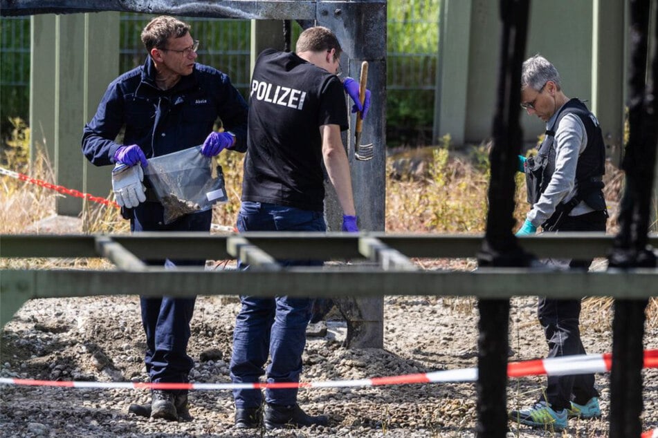 Die Polizei untersuchte den Tatort und sucht derzeit noch immer nach den Tätern.