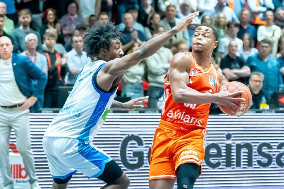 Korbjäger Eric Washington von den Chemnitzer Niners im Zweikampf mit Frankfurts Isaiah Swope.