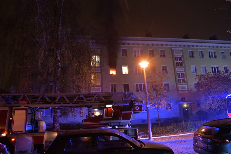 Flammen schlagen aus einer Wohnung in Berlin-Prenzlauer Berg.