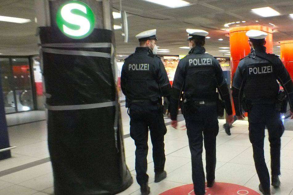 Bei einem Polizeieinsatz im Münchner Hauptbahnhof wurde eine Beamtin beleidigt.