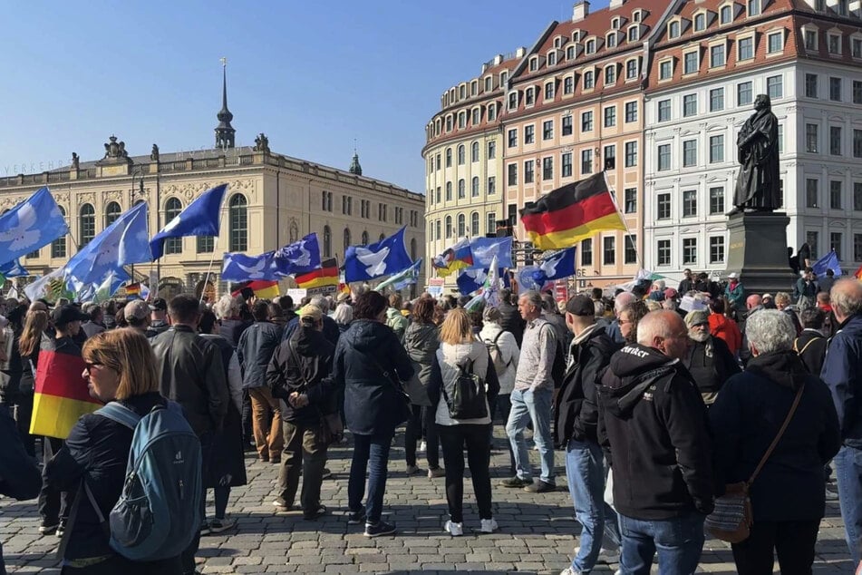 Auf dem Neumarkt haben sich Hunderte Demonstranten versammelt.