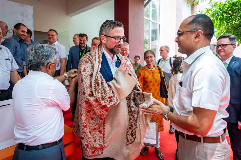 Wirtschaftsminister Martin Dulig (49, SPD) erhielt zum Abschied bei der Roots Group ein indisches Tuch von Direktor Karlhikeyan (44).