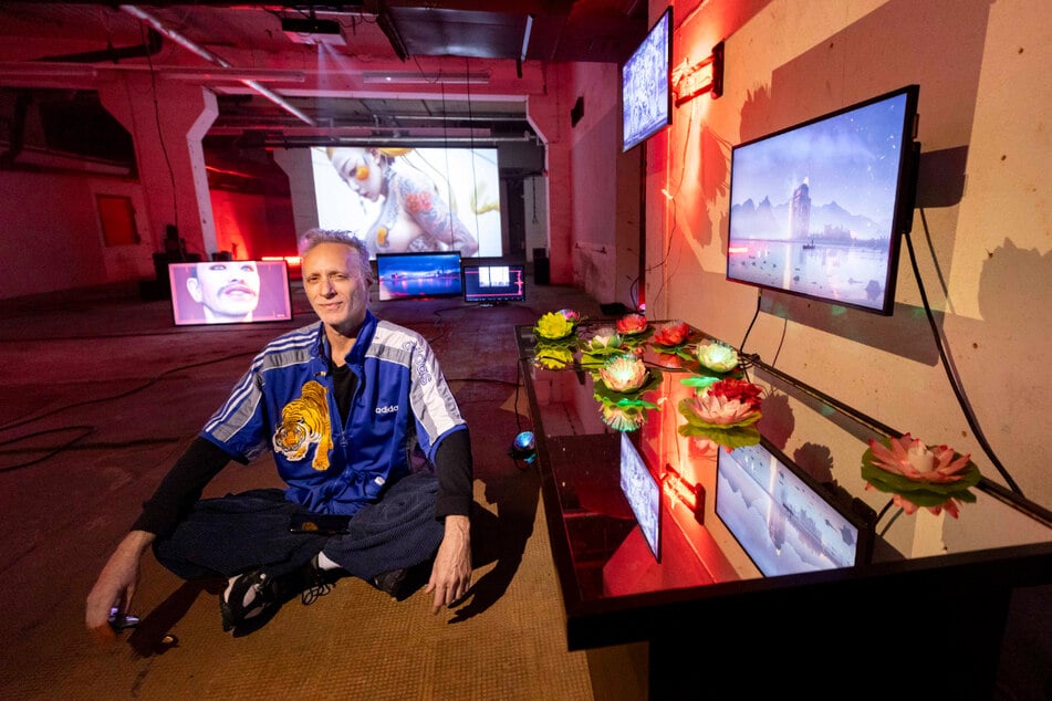 Der israelische Multimedia-Künstler Ran Slavin in seiner vielteiligen Rauminstallation "Radiances", die Video-Screens mit Licht-Objekten kombiniert.