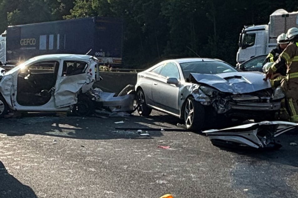 Unfall A4: Massencrash auf der A4: Mindestens fünf Fahrzeuge beteiligt, mehrere Personen verletzt