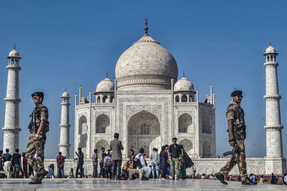 Soldaten patrouillieren vor dem Taj Mahal.