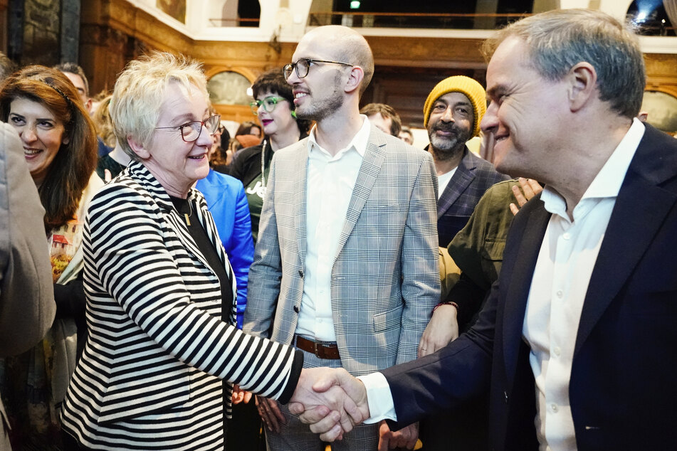 Theresia Bauer (57, Bündnis 90/Die Grünen, l.), Sören Michelsburg (SPD, M.) und Eckart Würzner (61, parteilos, r.) geben sich im Rathaus bei der Oberbürgermeisterwahl die Hand.