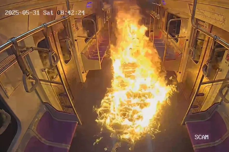 Innerhalb von Sekunden bricht ein großes Feuer aus.