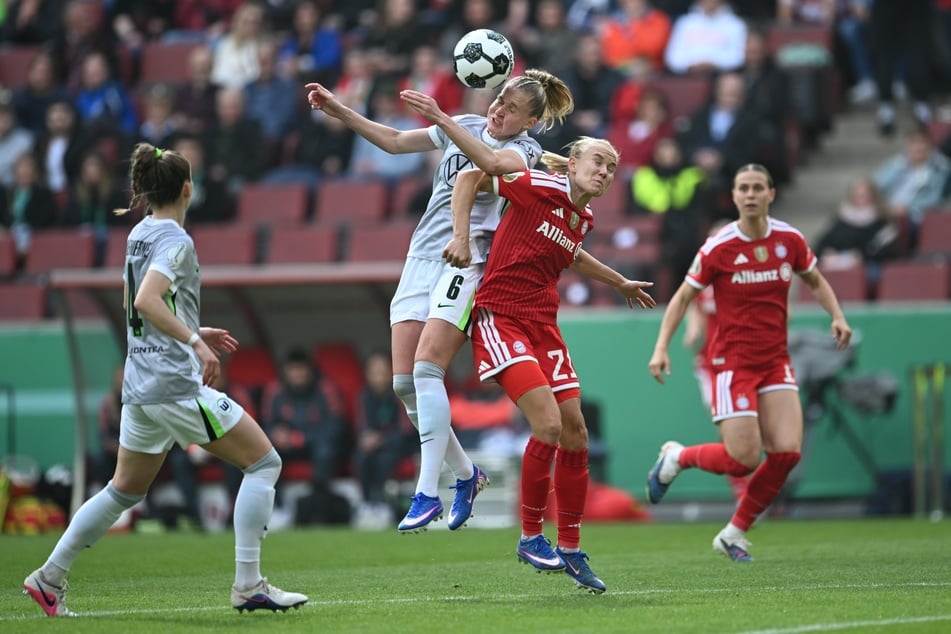Wolfsburgs Janina Minge (26, links) behauptet sich im Luftzweikampf gegen 2:0-Torschützin Pernille Harder (33).