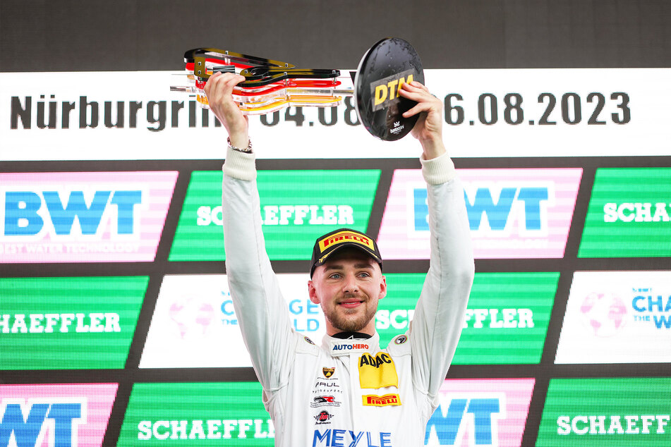 Freut sich über den Sieg samt DTM-Pokal: Maximilian Paul (23) aus Dresden.