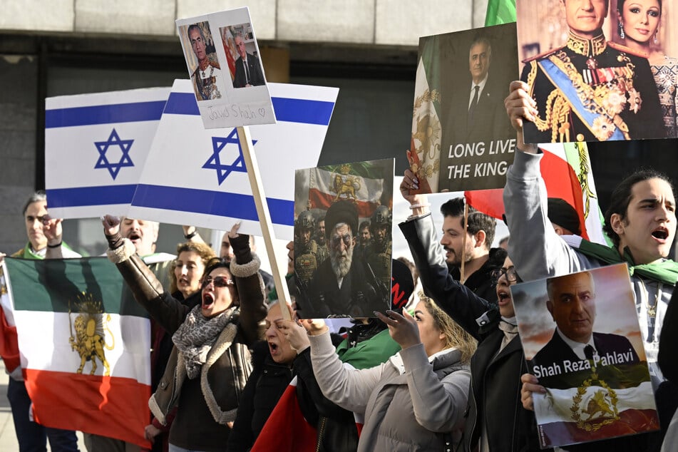 Unter anderem hielten die Demonstranten Bilder von Reza Pahlavi, dem Sohn des 1979 gestürzten Schahs, hoch.
