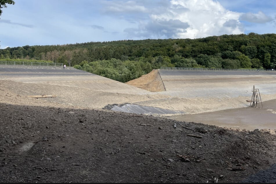 Ein großer Keil in der Talsperre soll künftig in Extrem-Situationen das überschüssige Wasser ableiten.