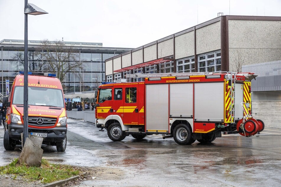 Bereits die Eröffnungsfeier der Neuen Mensa in Dresden wurde durch zwei Fehlalarme unterbrochen. Das Ganze wiederholte sich in den nachfolgenden Wochen noch drei Mal.