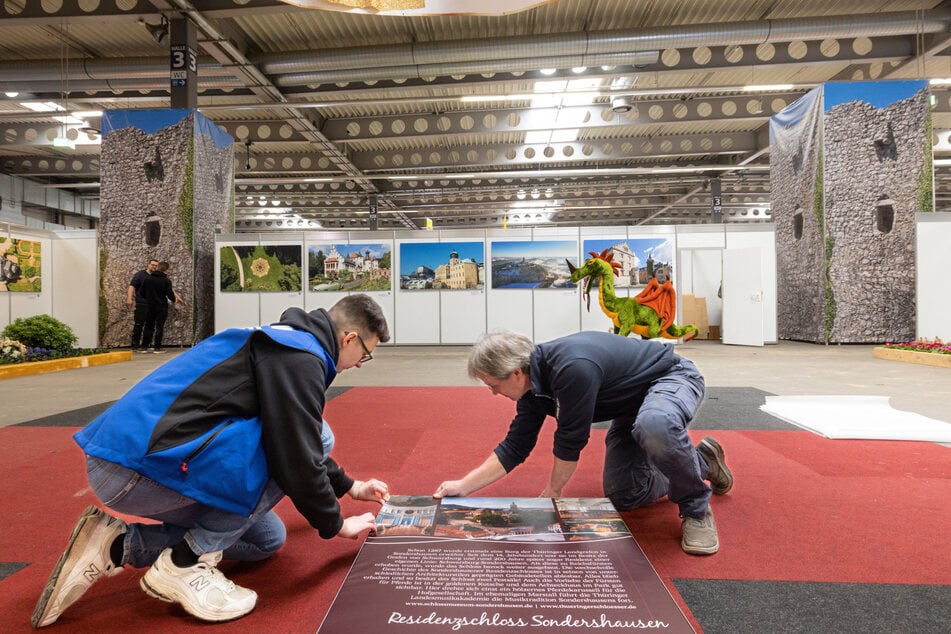 Mitarbeiter des Veranstalters Ram Regio, bauen die Sonderschau "Thüringen - Das Land der Burgen und Schlösser" in einer Messehalle für die Thüringen-Ausstellung 2023 auf.