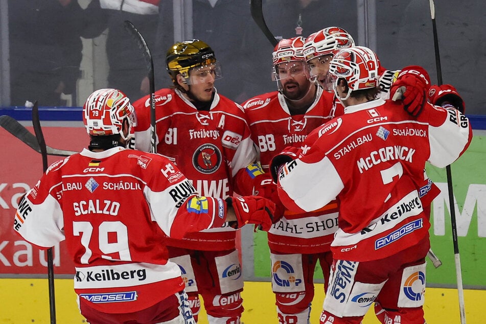 Die Eispiraten konnten sich am Sonntag über einen 5:2-Sieg gegen die Blue Devils Weiden freuen.
