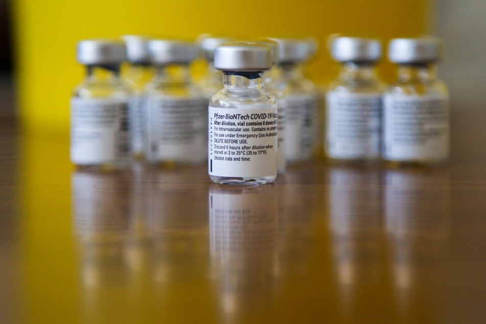 Fläschchen mit Biontech Pfizer Impfstoff warten auf ihren Einsatz. In Bayerns Krankenhäusern kann man sehen, wie gut die Impfung schützt. (Symbolbild)
