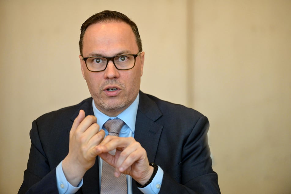 Sachsens Wirtschaftsminister Dirk Panter (51, SPD) bezog Stellung zu Gerüchten um die VW-Zukunft im Freistaat. (Archivbild)