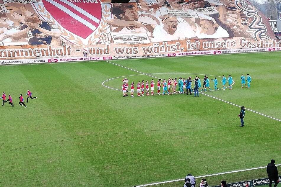 Die Osttribüne repräsentiert in der Choreo Momente der Vereinsgeschichte.