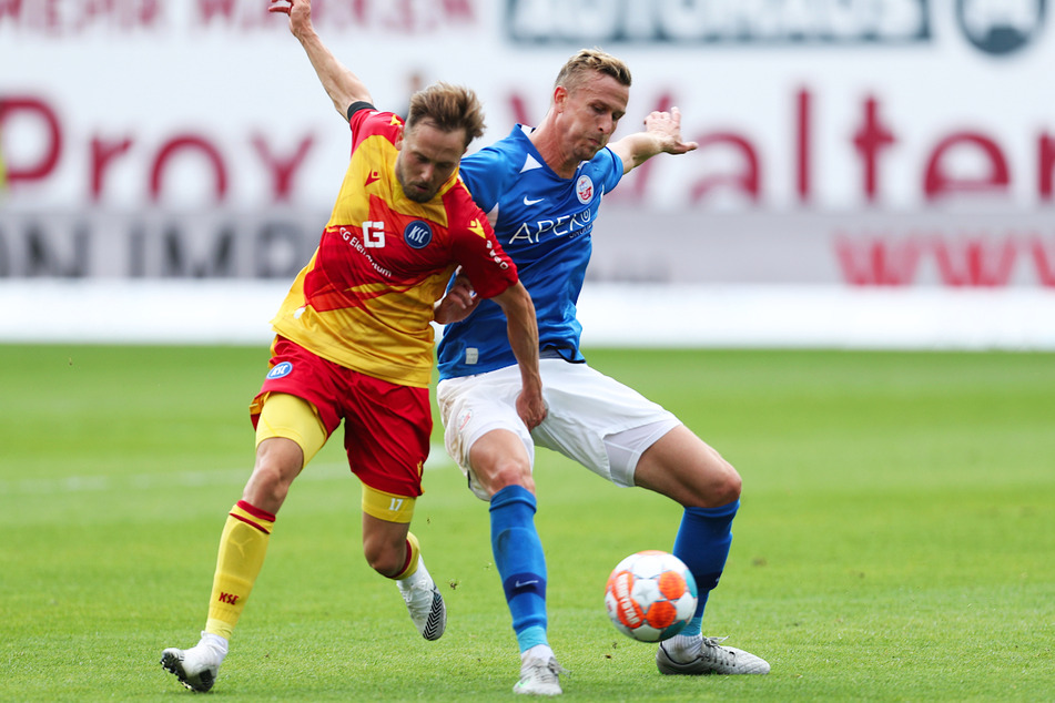 Thomas Meißner (r.) vom FC Hansa Rostock im Zweikampf mit Lucas Cueto vom Karlsruher SC.