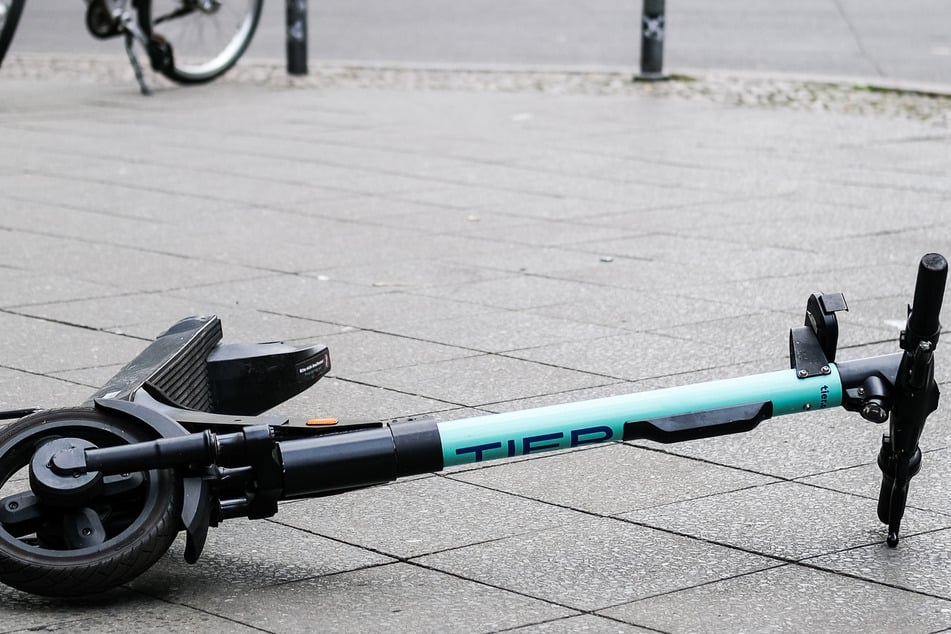 Durch den herabfallenden Roller wurde glücklicherweise niemand verletzt. (Symbolfoto)