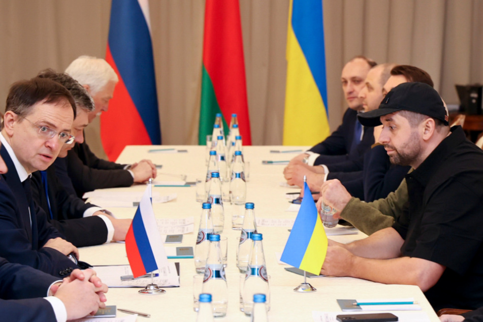 Laut David Arachamija (42, rechts vorn), dem Leiter der ukrainischen Delegation, sind neue Verhandlungen erst für Montag geplant.