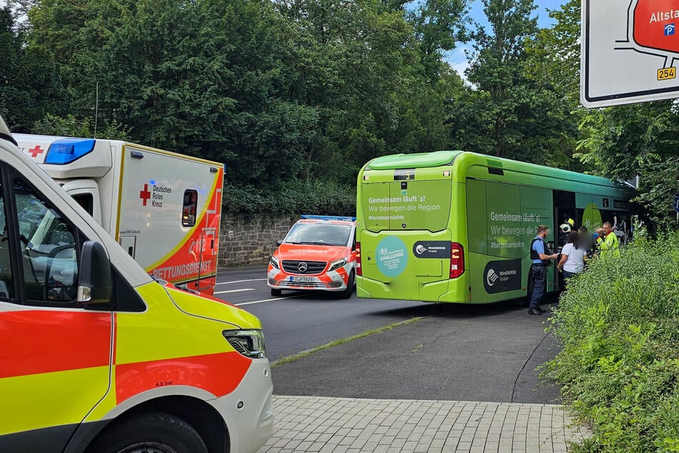 Linienbus kracht in Laternenmast: Fünf Kinder verletzt