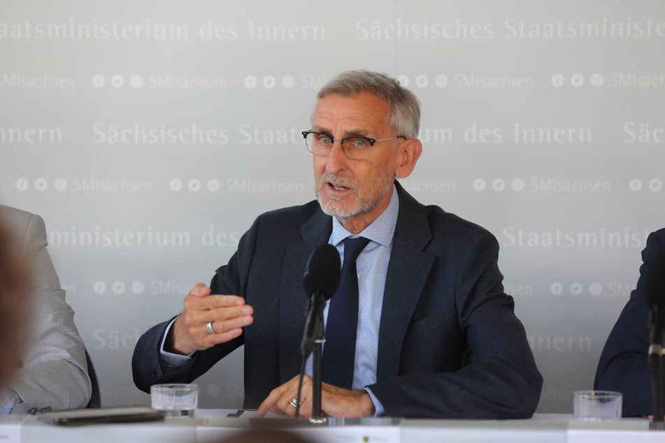 Innenminister Armin Schuster (65, CDU) plädiert für eine Beibehaltung der Grenzkontrollen.