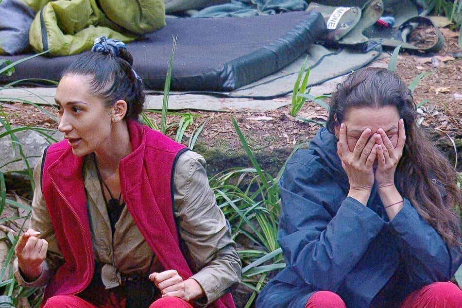 Samira (l./32) streitet mit Eva, während Simone Ballack (49) die ganze Thematik nicht mehr hören kann.