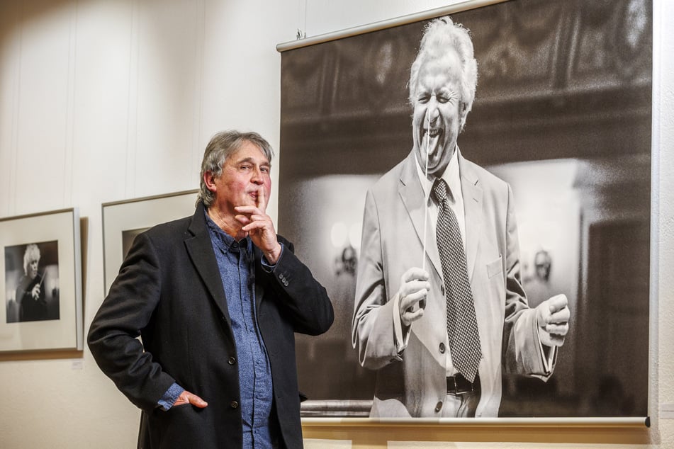 Fotograf Matthias Creutziger vor seinem berühmten Porträt des Dirigenten Sir Colin Davis (2007).