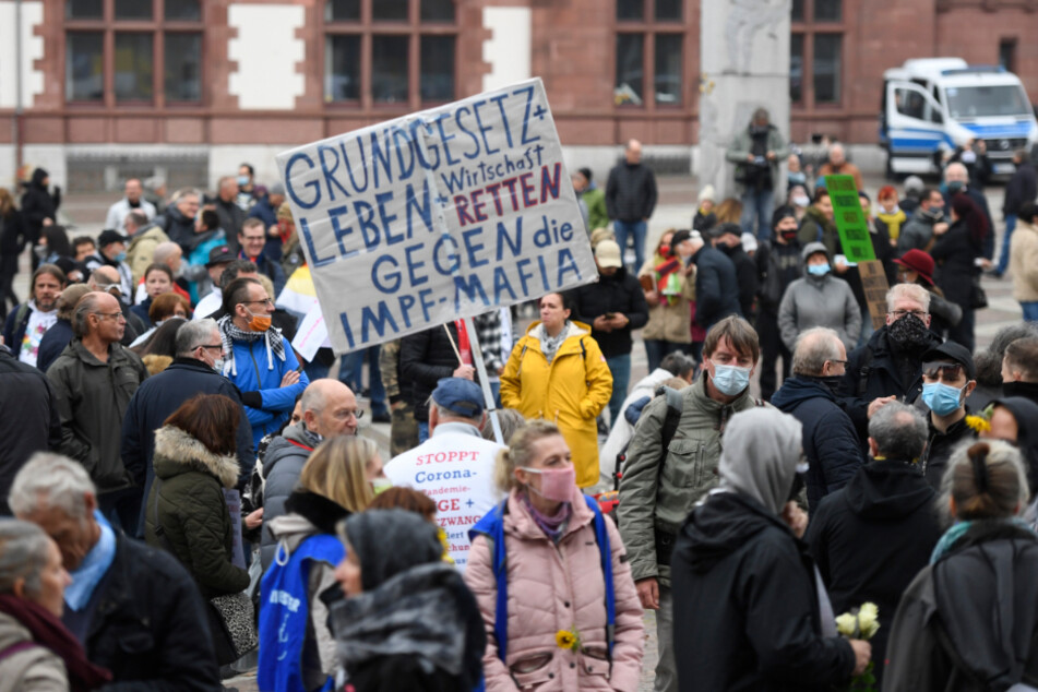 Anhänger der "Querdenken-231"- Organisation protestieren in Dortmunds Innenstadt gegen die Coronaschutz-Maßnahmen.