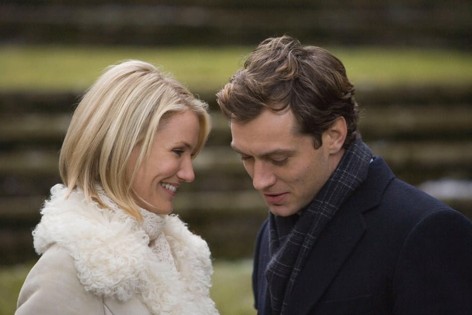 Amanda (Cameron Diaz, 52) und Graham (Jude Law, 51) kommen sich näher.