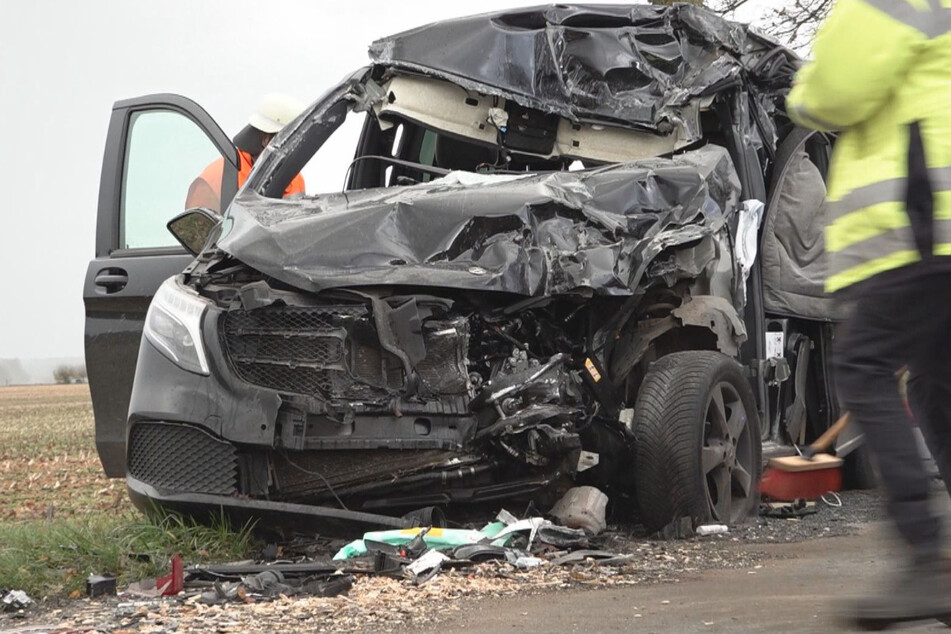 Der Mercedes Vito wurde bei dem Unfall komplett demoliert, der Fahrer erlitt lebensgefährliche Verletzungen.