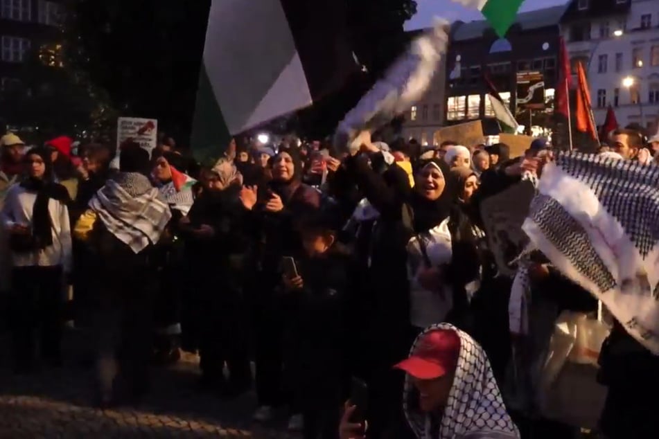 Nach dem Angriff auf Israel versammelten sich mehrere feiernden Menschen in Wedding.