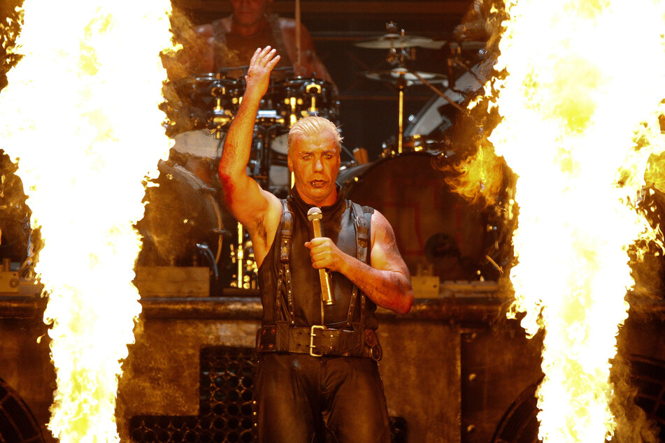 Till Lindemann steht beim Wacken Open-Air Festival (WOA) mit seiner Band auf der Bühne.