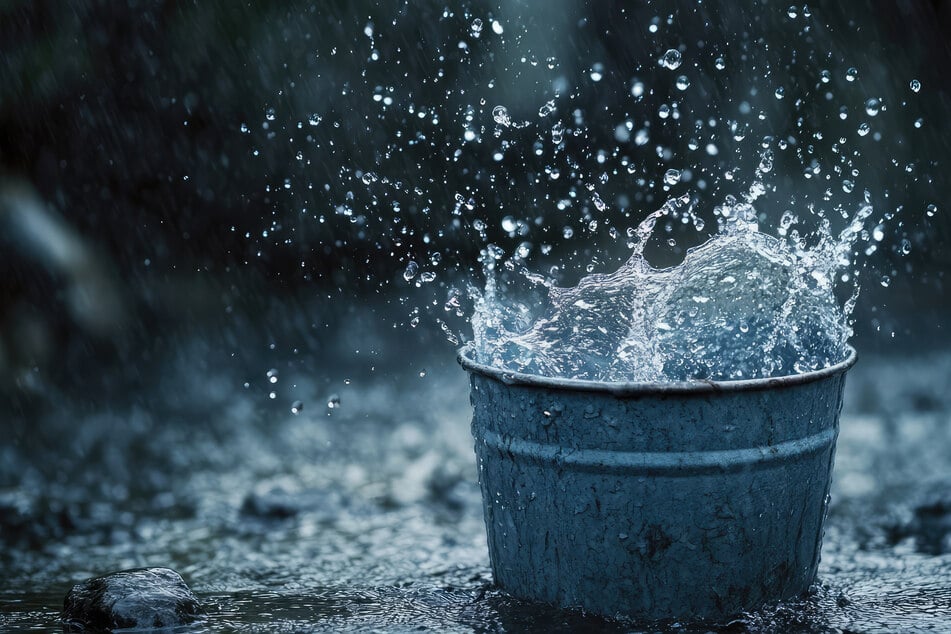 Neben dem Lagerfeuer am besten immer Löschwasser bereithalten. (Symbolfoto)