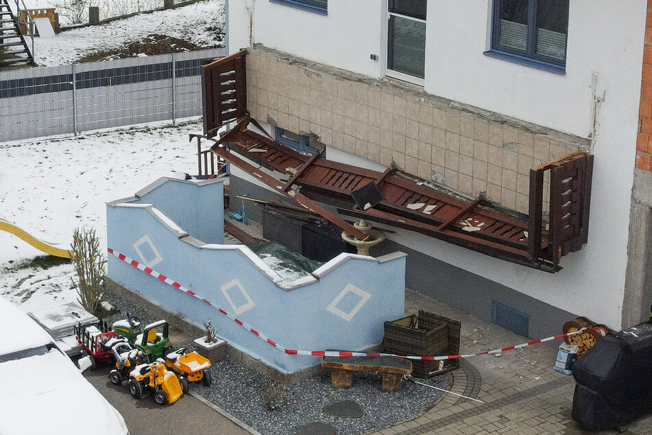 Frau stirbt nach Balkon-Absturz: Drei weitere Menschen verletzt
