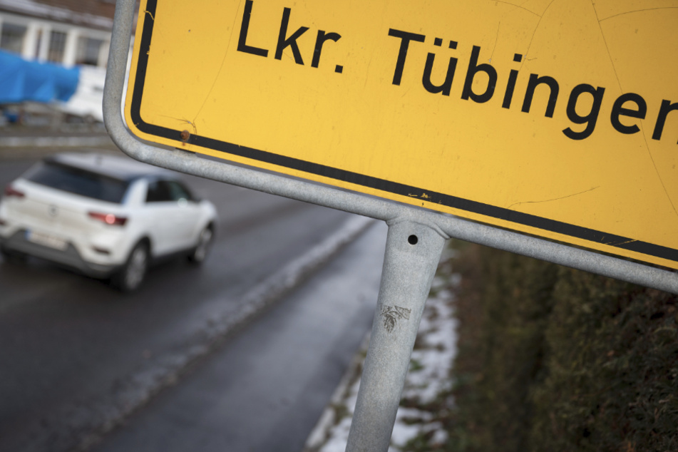 Ein Auto fährt an einem Ortsschild vorbei, auf dem "Lkr. Tübingen" für Landkreis Tübingen steht. In Tübingen soll nun ein neues Wohnprojekt entstehen.