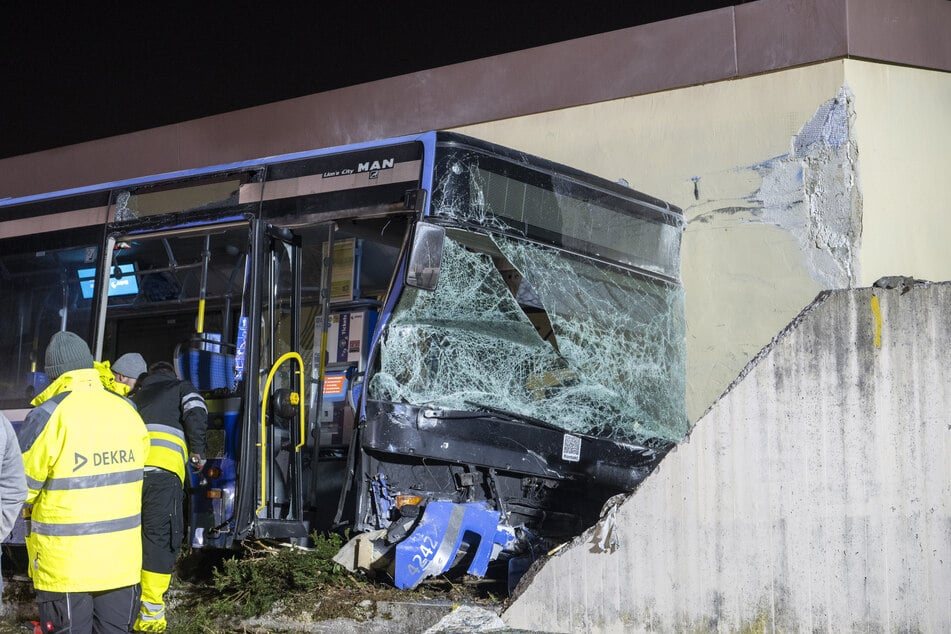 Der Linienbus wurde nach seinem Aufprall auf eine Betonmauer geborgen.