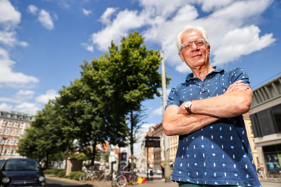 Uwe Buckendahl steht neben einem Straßenbaum auf dem Lindenauer Markt.