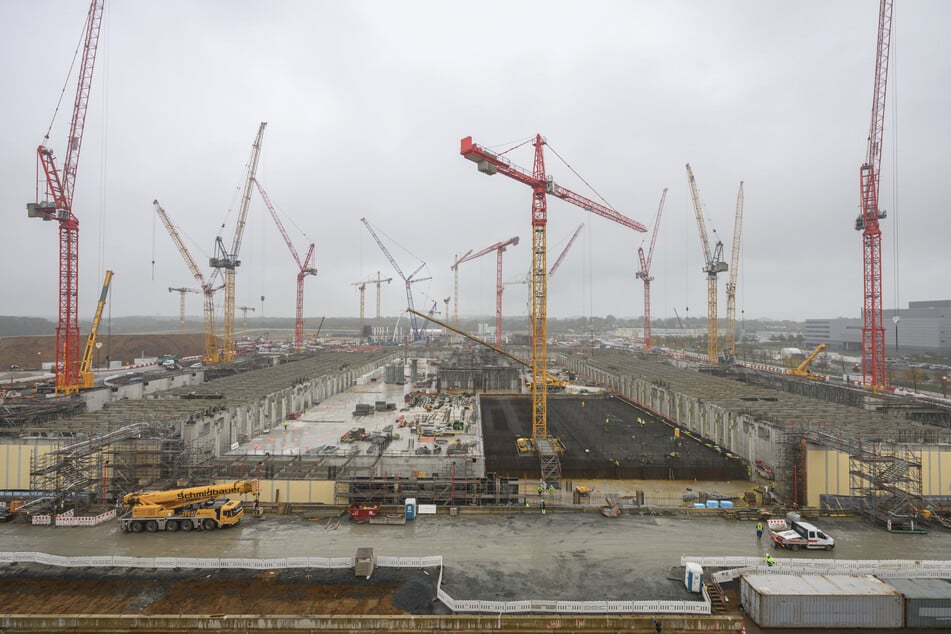 Noch stehen Baukräne auf der Baustelle der künftigen Chipfabrik des Halbleiterkonzerns ESMC im Norden von Dresden. Wenn die Produktion rollt, muss eine sichere Stromversorgung gewährleistet sein.