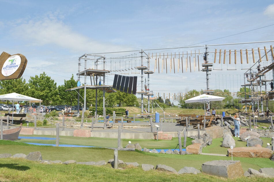 Zum Areal gehört neben dem Kletterpark unter anderem auch eine Adventure-Golf-Anlage.