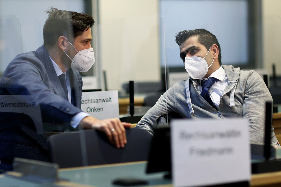 Erkan Görgülü (r), Nebenklageanwalt und Vertreter des Vaters von Kevin S., unterhält sich vor Beginn des 22. Prozesstages mit Onur Özata, Nebenklageanwalt und Vertreter der Brüder Tekin, die zum Zeitpunkt des Angriffs in dem beschossenen Döner-Imbiss in Halle gearbeitet hatten.