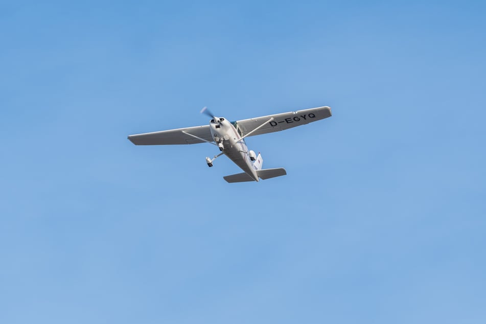Die kleine Cessna verschwand am Sonntagmittag vom Radar. (Symbolbild)