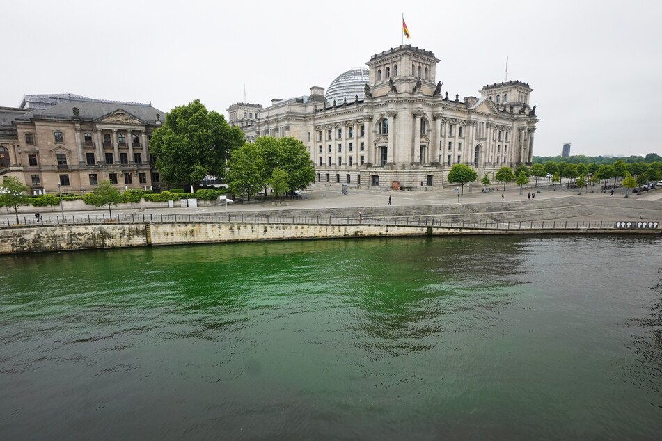 Aktivistinnen und Aktivisten von Extinction Rebellion (XR) haben Teile des Wassers in der Spree im Berliner Regierungsviertel giftgrün gefärbt.