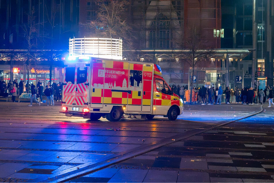 In der Innenstadt wurden Personen mit Feuerwerkskörpern angegriffen. Rettungskräfte waren vor Ort.